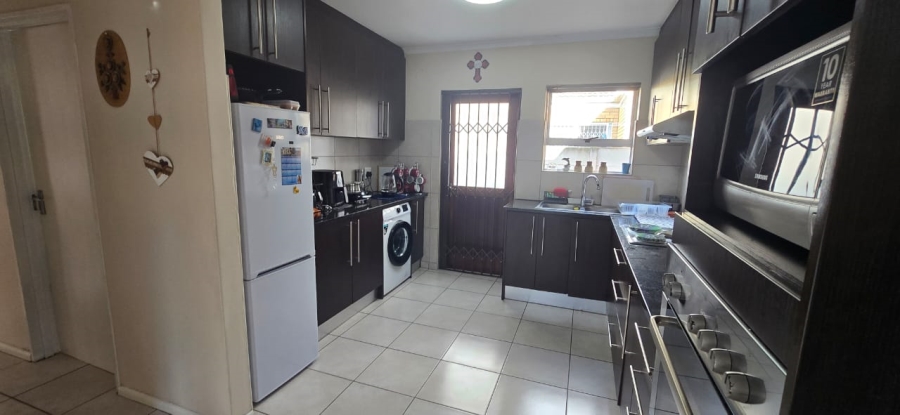To Let 3 Bedroom Property for Rent in Uitzicht Western Cape